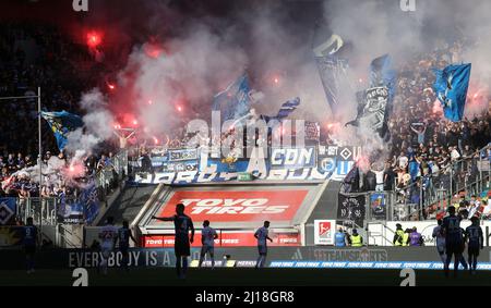 firo: 03/19/2022 Fuvuball, Fußball, 2. Bundesliga, Saison 2021/2022, F95 Fortuna Dvºsseldorf, Düsseldorf - HSV Hamburg Hamburg Hamburg Hamburg, HSV Hamburg Hamburg 1:1 Fans, Ultras, Bengalfeuer Stockfoto