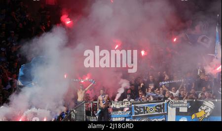 firo: 03/19/2022 Fuvuball, Fußball, 2. Bundesliga, Saison 2021/2022, F95 Fortuna Dvºsseldorf, Düsseldorf - HSV Hamburg Hamburg Hamburg Hamburg, HSV Hamburg Hamburg 1:1 Fans, Ultras, Bengalfeuer Stockfoto