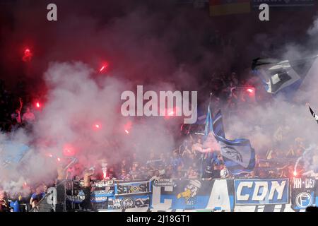 firo: 03/19/2022 Fuvuball, Fußball, 2. Bundesliga, Saison 2021/2022, F95 Fortuna Dvºsseldorf, Düsseldorf - HSV Hamburg Hamburg Hamburg Hamburg, HSV Hamburg Hamburg 1:1 Fans, Ultras, Bengalfeuer Stockfoto