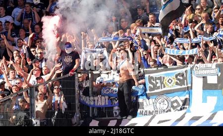 firo: 03/19/2022 Fuvuball, Fußball, 2. Bundesliga, Saison 2021/2022, F95 Fortuna Dvºsseldorf, Düsseldorf - HSV Hamburg Hamburg Hamburg Hamburg, HSV Hamburg Hamburg 1:1 Fans, Ultras, Bengalfeuer Stockfoto