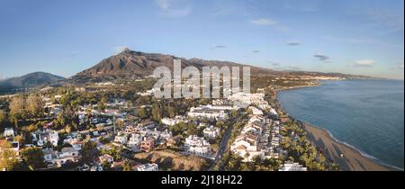 Wunderschöne Panoramaaussicht auf Marbella, die Gegend von Marbella, die Region von NeuEl Andalucia und Puerto Banus. Wunderschöne Farben bei Sonnenuntergang. La Concha Berg im Hintergrund. Stockfoto