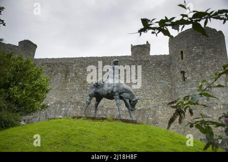 Die Statue der zwei Könige gegen das Schloss Harlech. Wales, Großbritannien. Stockfoto