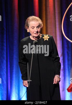 **DATEI FOTO** Madeleine Albright ist verstorben. NEW YORK, NY - 21. SEPTEMBER: Die ehemalige US-Außenministerin Madeleine Albright spricht bei den jährlichen Clinton Global Bürgerpreisen 8. am 21. September 2014 auf dem Sheraton Times Square in New York City. Quelle: Diego Corredor/MediaPunch Stockfoto