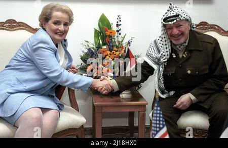 Ramallah, Westjordanland. 23. März 2022. Der palästinensische Präsident Yasser Arafat schüttelt in seinem Hauptquartier im Westjordanland in Ramallah die Hände der US-Außenministerin Madeleine Albright, in diesem Foto, das am 6. Juni 2000 aufgenommen wurde. Albright, die erste Frau, die als US-Außenministerin diente, ist gestorben, teilte ihre Familie am Mittwoch in einer Erklärung mit. Sie war 84 Jahre alt. Datei Foto von Debbie Hill/UPI Kredit: UPI/Alamy Live News Stockfoto