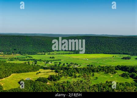 Blick aus der Höhe auf die Landschaft des üppigen Tals Stockfoto
