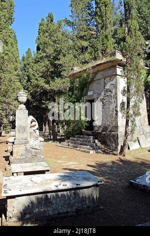 KORFU, GRIECHENLAND - 14. SEPTEMBER 2017 antike Gräber auf dem Britischen Friedhof in Korfu-Stadt Stockfoto