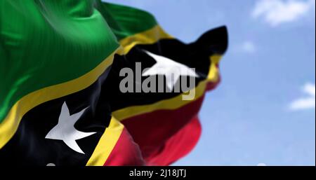 Detail der Nationalflagge von St. Kitts und Nevis, die an einem klaren Tag im Wind winkt. St. Kitts und Nevis ist ein Inselstaat in Westindien. Stockfoto