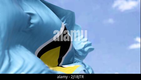 Detail der Nationalflagge der heiligen Lucia, die an einem klaren Tag im Wind winkt. St. Lucia ist ein Inselstaat in Westindien. Selektiver Fokus. Stockfoto