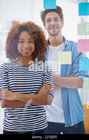 Vertrauen in ihre Arbeit. Eine kurze Aufnahme von zwei Kollegen, die in ihrem Büro arbeiten. Stockfoto