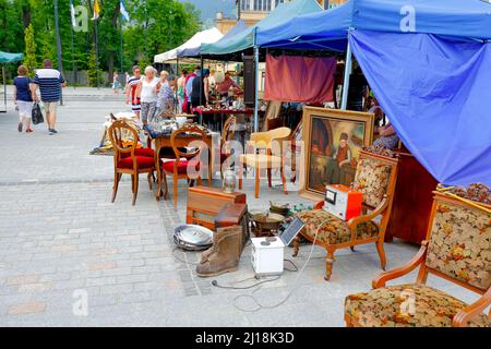 Zakopane, Polen - 07. Juni 2015: Antiquitätenverkauf auf dem berühmten Unabhängigkeitsplatz, dem einzigen Platz der Stadt, gegründet im 19.. Jahrhundert, recen Stockfoto