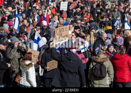 Anti-Impfdemonstranten bei der Weltweiten Demonstration 7,0 auf Senaatintori oder Senatsplatz in Helsinki, Finnland Stockfoto