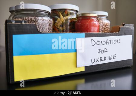 Eine Kartonschachtel mit Lebensmitteln, die an ukrainische Flüchtlinge gespendet werden kann Stockfoto