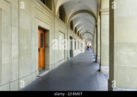 Bern, Schweiz - 06. September 2015: Entlang der Straßen, in der Entfernung von 6 km Strecke berühmten Arkaden, das ist eine von vielen touristischen Attraktionen med Stockfoto