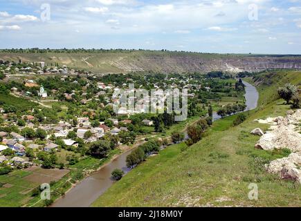 Blick auf Trebujeni und den Raut-Fluss im Orhei-Nationalpark, Moldawien. Die Stadt liegt unterhalb einer Böschung auf dem Land in der Nähe der Altstadt von Orhei. Stockfoto