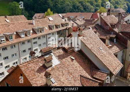 Bern, Schweiz - 06. September 2015: Dächer der Stadthäuser der Stadt. Bern mit einer Bevölkerung von ca. 140000 Einwohnern ist es das viertgrößte p Stockfoto