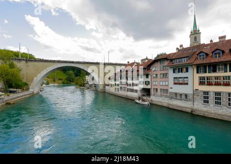 Bern, Schweiz - 06. September 2015: Die Aare fließt durch die Stadt Bern. Bern mit einer Bevölkerung von ca. 140000 Einwohnern ist es das Fou Stockfoto