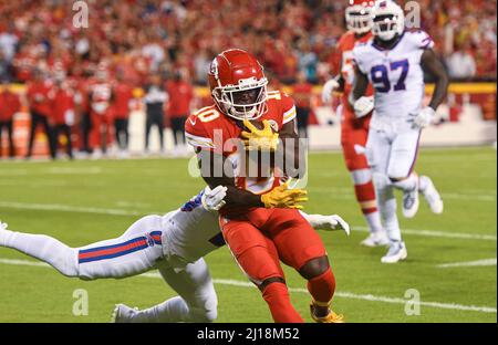 Kansas City, USA. 10. Oktober 2021. Tireek Hill, ein Großempfänger der Kansas City Chiefs, kämpft im ersten Quartal um die Yardage, während er am Sonntag, den 10. Oktober 2021, im Arrowhead Stadium in Kansas City in der Lage ist, einen Verteidiger der Buffalo Bills zu ergreifen. (Foto von Tammy Ljungblad/The Kansas City Star/TNS/Sipa USA) Quelle: SIPA USA/Alamy Live News Stockfoto