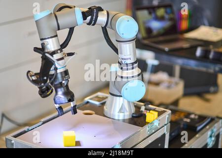 ALLGÄU GOES ROBOTICS Veranstaltung zu Anwendungsbeispielen und Automatisierungsideen in der Robotertechnik in Marktoberdorf, Bayern, Deutschland, 22. März 2022. © Peter Schatz / Alamy Live News Stockfoto