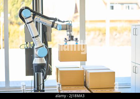 ALLGÄU GOES ROBOTICS Veranstaltung zu Anwendungsbeispielen und Automatisierungsideen in der Robotertechnik in Marktoberdorf, Bayern, Deutschland, 22. März 2022. © Peter Schatz / Alamy Live News Stockfoto