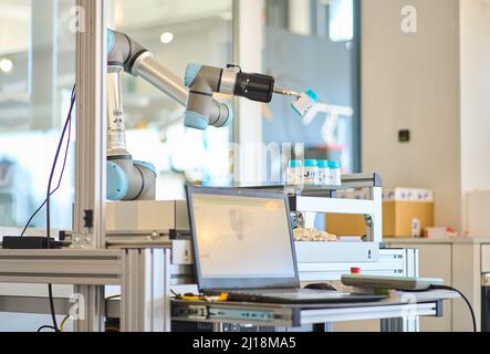 ALLGÄU GOES ROBOTICS Veranstaltung zu Anwendungsbeispielen und Automatisierungsideen in der Robotertechnik in Marktoberdorf, Bayern, Deutschland, 22. März 2022. © Peter Schatz / Alamy Live News Stockfoto