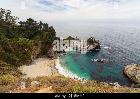 Malerischer Blick auf die McWay Falls im Julia Pfeiffer Burns State Park, Big Sur, Kalifornien, USA Stockfoto