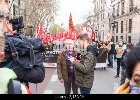 Madrid, Spanien, 23.. märz 2022. Gewerkschaften und Verbraucherorganisationen protestieren in einer Demonstration gegen den durch den Ukraine-Russland-Krieg verursachten Anstieg der Energie- und Lebensmittelpreise. CCOO und UGT starten mit ihren Präsidenten Unai Sordo und Pepe Alvarez gemeinsam mit UPTA, Uatae und Facua die Demonstration von Atocha zur Plaza Jacinto benavente. Der Protest findet nur einen Tag vor dem Gipfel des Europäischen Rates 24. und 25. statt, wo Staats- und Regierungschefs und Politiker über die militärische Aggression Russlands gegen die Ukraine diskutieren werden. Quelle: Roberto Arosio/Alamy Live News Stockfoto