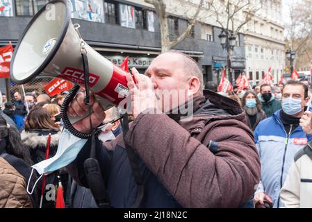 Madrid, Spanien, 23.. märz 2022. Gewerkschaften und Verbraucherorganisationen protestieren in einer Demonstration gegen den durch den Ukraine-Russland-Krieg verursachten Anstieg der Energie- und Lebensmittelpreise. CCOO und UGT starten mit ihren Präsidenten Unai Sordo und Pepe Alvarez gemeinsam mit UPTA, Uatae und Facua die Demonstration von Atocha zur Plaza Jacinto benavente. Der Protest findet nur einen Tag vor dem Gipfel des Europäischen Rates 24. und 25. statt, wo Staats- und Regierungschefs und Politiker über die militärische Aggression Russlands gegen die Ukraine diskutieren werden. Quelle: Roberto Arosio/Alamy Live News Stockfoto