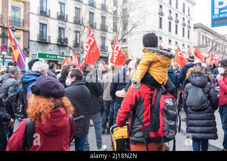 Madrid, Spanien, 23.. märz 2022. Gewerkschaften und Verbraucherorganisationen protestieren in einer Demonstration gegen den durch den Ukraine-Russland-Krieg verursachten Anstieg der Energie- und Lebensmittelpreise. CCOO und UGT starten mit ihren Präsidenten Unai Sordo und Pepe Alvarez gemeinsam mit UPTA, Uatae und Facua die Demonstration von Atocha zur Plaza Jacinto benavente. Der Protest findet nur einen Tag vor dem Gipfel des Europäischen Rates 24. und 25. statt, wo Staats- und Regierungschefs und Politiker über die militärische Aggression Russlands gegen die Ukraine diskutieren werden. Quelle: Roberto Arosio/Alamy Live News Stockfoto