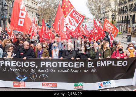 Madrid, Spanien, 23.. märz 2022. Gewerkschaften und Verbraucherorganisationen protestieren in einer Demonstration gegen den durch den Ukraine-Russland-Krieg verursachten Anstieg der Energie- und Lebensmittelpreise. CCOO und UGT starten mit ihren Präsidenten Unai Sordo und Pepe Alvarez gemeinsam mit UPTA, Uatae und Facua die Demonstration von Atocha zur Plaza Jacinto benavente. Der Protest findet nur einen Tag vor dem Gipfel des Europäischen Rates 24. und 25. statt, wo Staats- und Regierungschefs und Politiker über die militärische Aggression Russlands gegen die Ukraine diskutieren werden. Quelle: Roberto Arosio/Alamy Live News Stockfoto