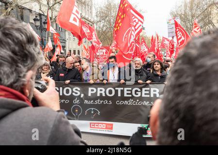 Madrid, Spanien, 23.. märz 2022. Gewerkschaften und Verbraucherorganisationen protestieren in einer Demonstration gegen den durch den Ukraine-Russland-Krieg verursachten Anstieg der Energie- und Lebensmittelpreise. CCOO und UGT starten mit ihren Präsidenten Unai Sordo und Pepe Alvarez gemeinsam mit UPTA, Uatae und Facua die Demonstration von Atocha zur Plaza Jacinto benavente. Der Protest findet nur einen Tag vor dem Gipfel des Europäischen Rates 24. und 25. statt, wo Staats- und Regierungschefs und Politiker über die militärische Aggression Russlands gegen die Ukraine diskutieren werden. Quelle: Roberto Arosio/Alamy Live News Stockfoto