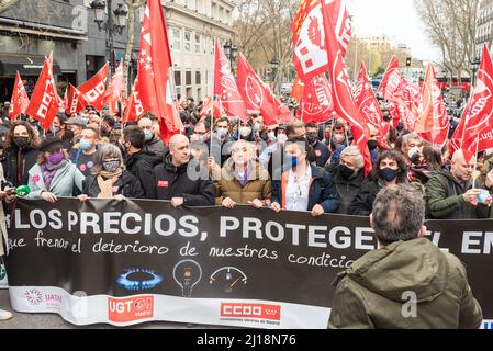 Madrid, Spanien, 23.. märz 2022. Gewerkschaften und Verbraucherorganisationen protestieren in einer Demonstration gegen den durch den Ukraine-Russland-Krieg verursachten Anstieg der Energie- und Lebensmittelpreise. CCOO und UGT starten mit ihren Präsidenten Unai Sordo und Pepe Alvarez gemeinsam mit UPTA, Uatae und Facua die Demonstration von Atocha zur Plaza Jacinto benavente. Der Protest findet nur einen Tag vor dem Gipfel des Europäischen Rates 24. und 25. statt, wo Staats- und Regierungschefs und Politiker über die militärische Aggression Russlands gegen die Ukraine diskutieren werden. Quelle: Roberto Arosio/Alamy Live News Stockfoto