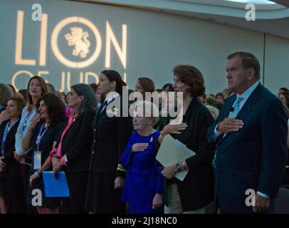 (Von rechts nach links) der ehemalige US-Innenminister Tom Ridge, die nationale politische Korrespondentin der NPR, Mara Liasson, die ehemalige US-Außenministerin Madeleine Albright und LT. Cmdr. Alexa Jenkins, Kommandooffizier, USS Tornado (PC-14) hört zu, wie die Nationalhymne auf der kurz vor der Ansprache von 1300 Philanthropinnen bei der Internationalen Konferenz der Jüdischen Föderationen 2016 „Löwe von Juda“ zum Thema „fünfzehn Jahre nach 9/11“ im Washington Hilton Hotel am Sonntag, den 11. September 2016 aufgeführt wird. Kredit: Ron Sachs/CNP Stockfoto