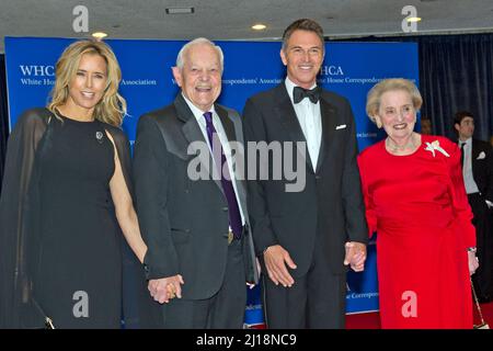 Washington, Vereinigte Staaten. 25. April 2015. Tea Leoni, Bob Schieffer, Tim Daly und die ehemalige US-Außenministerin Madeleine Albright kommen am Samstag, den 25. April 2015, zum Jahresessen der Korrespondenten-Vereinigung des Weißen Hauses 2015 im Washington Hilton Hotel an. Kredit: Ron Sachs/CNP/dpa/Alamy Live Nachrichten Stockfoto