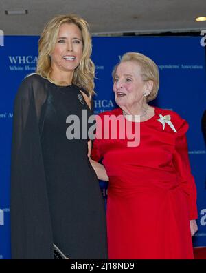 Washington, Vereinigte Staaten. 25. April 2015. Tea Leoni, Linke und ehemalige US-Außenministerin Madeleine Albright, kommt am Samstag, den 25. April 2015, zum Jahresessen der Korrespondenten-Vereinigung des Weißen Hauses 2015 im Washington Hilton Hotel an. Kredit: Ron Sachs/CNP/dpa/Alamy Live Nachrichten Stockfoto