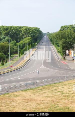 Tschernihiw, Ukraine, 19. Juli 2021. Die Hauptstraße, die an einem sonnigen Morgen von Tschernihiw nach Kiew führt. Abfahrt von Chernigov. Stockfoto