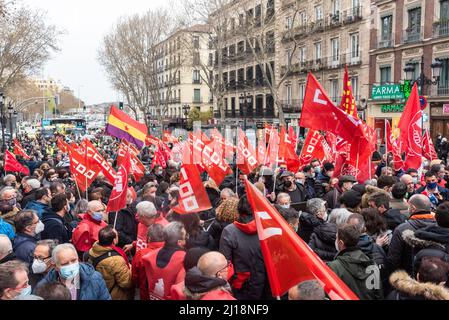 Madrid, Spanien, 23.. märz 2022. Gewerkschaften und Verbraucherorganisationen protestieren in einer Demonstration gegen den durch den Ukraine-Russland-Krieg verursachten Anstieg der Energie- und Lebensmittelpreise. CCOO und UGT starten mit ihren Präsidenten Unai Sordo und Pepe Alvarez gemeinsam mit UPTA, Uatae und Facua die Demonstration von Atocha zur Plaza Jacinto benavente. Der Protest findet nur einen Tag vor dem Gipfel des Europäischen Rates 24. und 25. statt, wo Staats- und Regierungschefs und Politiker über die militärische Aggression Russlands gegen die Ukraine diskutieren werden. Quelle: Roberto Arosio/Alamy Live News Stockfoto