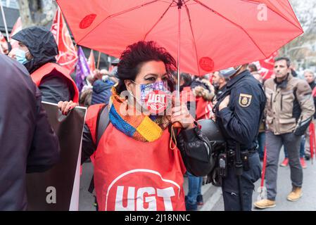 Madrid, Spanien, 23.. märz 2022. Gewerkschaften und Verbraucherorganisationen protestieren in einer Demonstration gegen den durch den Ukraine-Russland-Krieg verursachten Anstieg der Energie- und Lebensmittelpreise. CCOO und UGT starten mit ihren Präsidenten Unai Sordo und Pepe Alvarez gemeinsam mit UPTA, Uatae und Facua die Demonstration von Atocha zur Plaza Jacinto benavente. Der Protest findet nur einen Tag vor dem Gipfel des Europäischen Rates 24. und 25. statt, wo Staats- und Regierungschefs und Politiker über die militärische Aggression Russlands gegen die Ukraine diskutieren werden. Quelle: Roberto Arosio/Alamy Live News Stockfoto