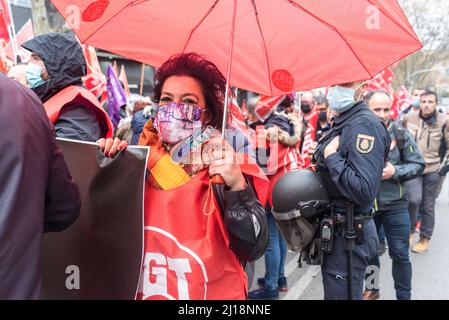 Madrid, Spanien, 23.. märz 2022. Gewerkschaften und Verbraucherorganisationen protestieren in einer Demonstration gegen den durch den Ukraine-Russland-Krieg verursachten Anstieg der Energie- und Lebensmittelpreise. CCOO und UGT starten mit ihren Präsidenten Unai Sordo und Pepe Alvarez gemeinsam mit UPTA, Uatae und Facua die Demonstration von Atocha zur Plaza Jacinto benavente. Der Protest findet nur einen Tag vor dem Gipfel des Europäischen Rates 24. und 25. statt, wo Staats- und Regierungschefs und Politiker über die militärische Aggression Russlands gegen die Ukraine diskutieren werden. Quelle: Roberto Arosio/Alamy Live News Stockfoto