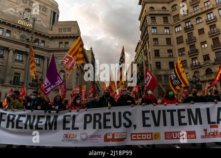 Barcelona, Spanien. 23. März 2022. Gewerkschafter mit ihren winkenden Flaggen marschieren durch Barcelona, um gegen die Preiserhöhungen im Kraftstoff- und Gassektor im Zusammenhang mit dem russischen Angriff in der Ukraine zu protestieren. Quelle: Matthias Oesterle/Alamy Live News Stockfoto