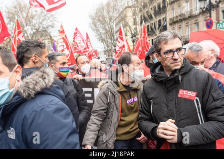 Madrid, Spanien, 23.. märz 2022. Gewerkschaften und Verbraucherorganisationen protestieren in einer Demonstration gegen den durch den Ukraine-Russland-Krieg verursachten Anstieg der Energie- und Lebensmittelpreise. CCOO und UGT starten mit ihren Präsidenten Unai Sordo und Pepe Alvarez gemeinsam mit UPTA, Uatae und Facua die Demonstration von Atocha zur Plaza Jacinto benavente. Der Protest findet nur einen Tag vor dem Gipfel des Europäischen Rates 24. und 25. statt, wo Staats- und Regierungschefs und Politiker über die militärische Aggression Russlands gegen die Ukraine diskutieren werden. Quelle: Roberto Arosio/Alamy Live News Stockfoto