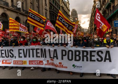 Barcelona, Spanien. 23. März 2022. Gewerkschafter mit ihren winkenden Flaggen marschieren durch Barcelona, um gegen die Preiserhöhungen im Kraftstoff- und Gassektor im Zusammenhang mit dem russischen Angriff in der Ukraine zu protestieren. Quelle: Matthias Oesterle/Alamy Live News Stockfoto