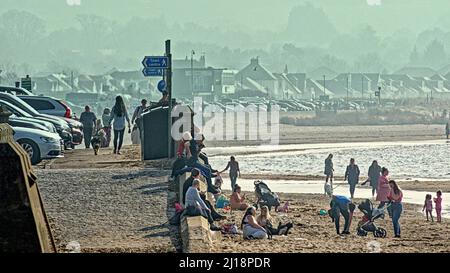 Ayr, Schottland, Großbritannien, 23.. März 2022. UK Wetter: : Ein weiterer sonniger Tag sah sommerliches Wetter mit steigenden Temperaturen und einem sonnigen Ayr Strand. Gerard Ferry/Alamy Live News Stockfoto