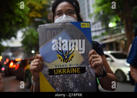 Bangkok, Thailand. 23. März 2022. Amnesty International Thailand und Aktivisten zusammen mit DER UKRAINE organisierten eine symbolische Veranstaltung, bei der die russische Regierung aufgefordert wurde, die Gewalt gegen Menschen zu stoppen und Frieden zu stiften, vor der BOTSCHAFT DER RUSSISCHEN FÖDERATION in Bangkok. (Bild: © Teera Noisakran/Pacific Press via ZUMA Press Wire) Bild: ZUMA Press, Inc./Alamy Live News Stockfoto