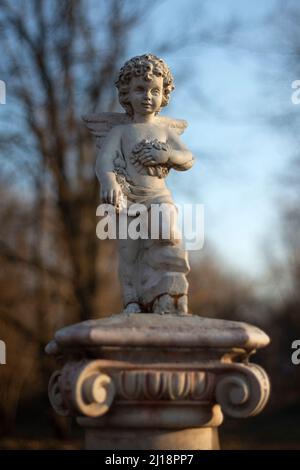 Kleine geflügelte Engel Cherub Gartenstatue Stockfoto