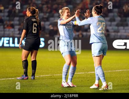 Ellen White (Mitte) von Manchester City feiert das zweite Tor ihrer Mannschaft mit Teamkollege Lucy Bronze während des Spiels der Barclays FA Women's Super League im Academy Stadium, Manchester. Bilddatum: Mittwoch, 23. März 2022. Stockfoto