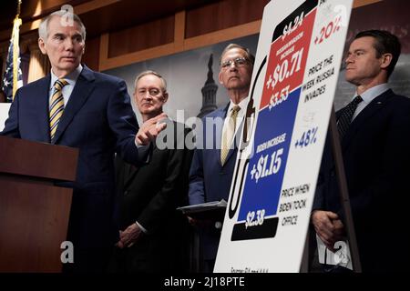 Washington DC, USA. 23. März 2022. 23 23 2022. März 2022, Washington, District of Columbia, USA: US-Senator ROBERT PORTMAN (R-OH) spricht heute auf einer Pressekonferenz im Senate Studio/Capitol Hill in Washington DC, USA, über die Gaspreise. (Bild: © Lenin Nolly/ZUMA Press Wire) Bild: ZUMA Press, Inc./Alamy Live News Stockfoto