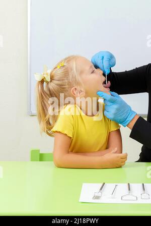 Logopädin, die mit einem kleinen Mädchen im Büro arbeitet und Aussprache trainiert Stockfoto