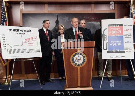 Washington DC, USA. 23. März 2022. 23 23 2022. März 2022, Washington, District of Columbia, USA: US-Senator MIKE CRAPO(R-ID) spricht heute auf einer Pressekonferenz im Senate Studio/Capitol Hill in Washington DC, USA, über die Gaspreise. (Bild: © Lenin Nolly/ZUMA Press Wire) Bild: ZUMA Press, Inc./Alamy Live News Stockfoto