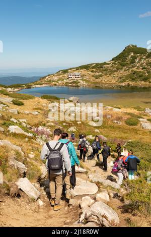 Bergwandern, Wanderer auf dem Weg zum Fischsee an den sieben Rila-Seen, Rila-Berg, Bulgarien. Rila Mountains Wandern, Massenwandern Stockfoto