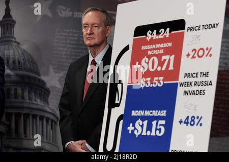 Washington DC, USA. 23. März 2022. 23 23 2022. März 2022, Washington, District of Columbia, USA: US-Senator MIKE CRAPO(R-ID) spricht heute auf einer Pressekonferenz im Senate Studio/Capitol Hill in Washington DC, USA, über die Gaspreise. (Bild: © Lenin Nolly/ZUMA Press Wire) Bild: ZUMA Press, Inc./Alamy Live News Stockfoto